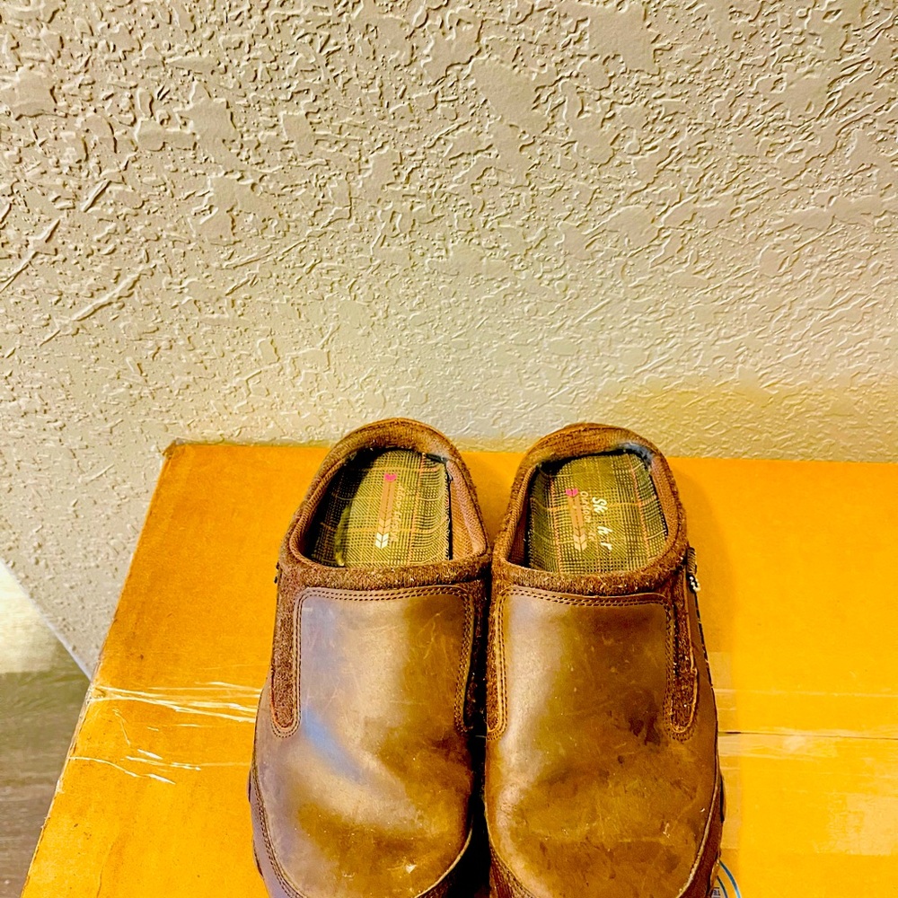 Sketchers size 8 outdoor lifestyle shoes